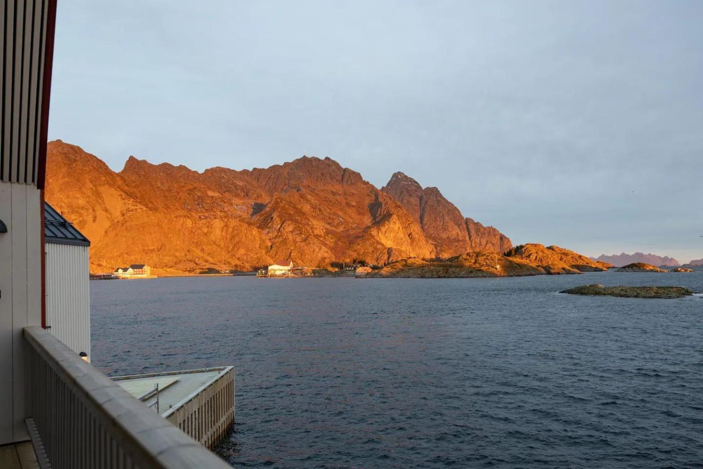 Leilighet Med Fantastisk Utsikt Henningsvaer Bagian luar foto