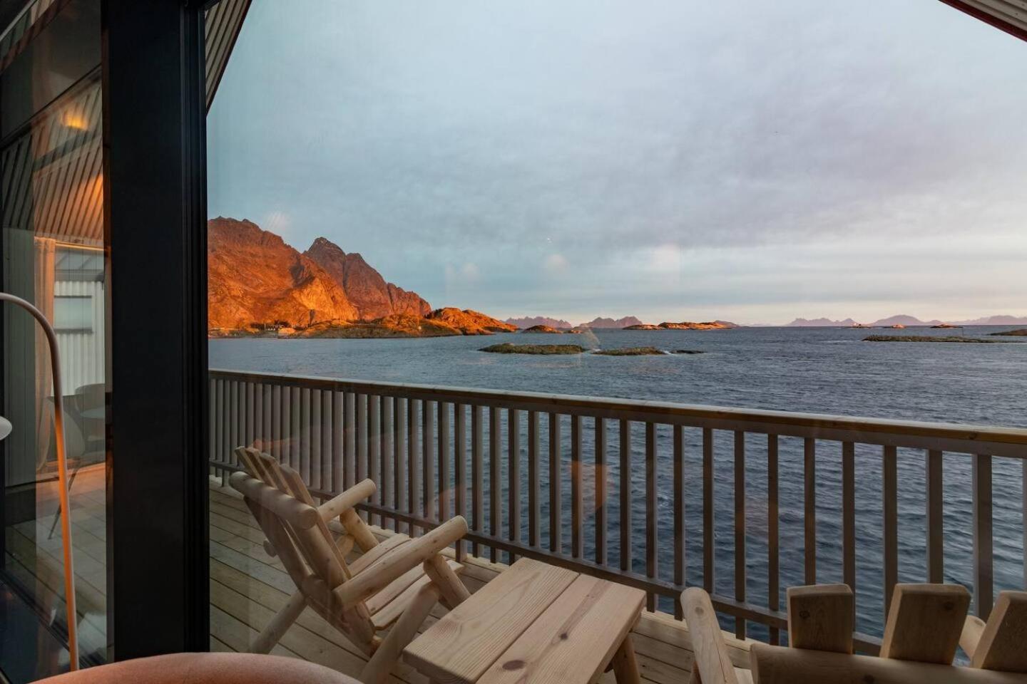 Leilighet Med Fantastisk Utsikt Henningsvaer Bagian luar foto